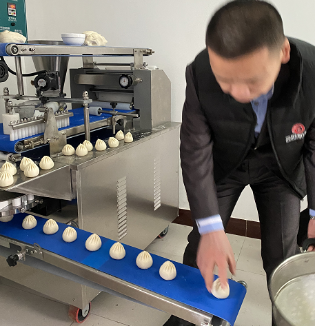 包子機(jī)制作速凍包子現(xiàn)場(chǎng) 包子機(jī)制作速凍包子現(xiàn)場(chǎng)