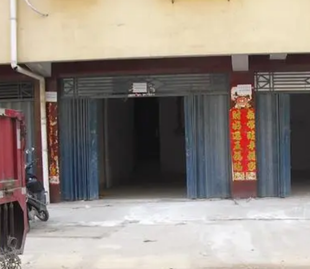 在自己老家門(mén)臉用面條機(jī)做鮮面條